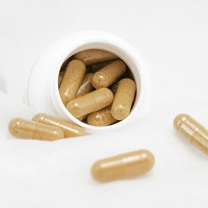 白色瓶罐與保健食品膠囊