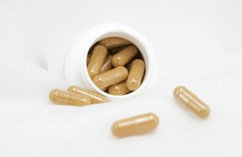 白色瓶罐與保健食品膠囊
