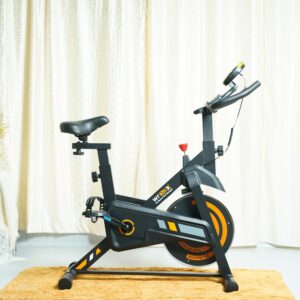 明亮居家空間中的固定式腳踏車，適合膝蓋友善的運動
