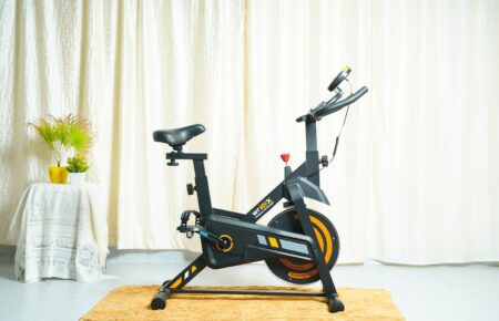 明亮居家空間中的固定式腳踏車，適合膝蓋友善的運動