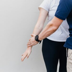 治療人員評估患者肩膀與手臂的活動