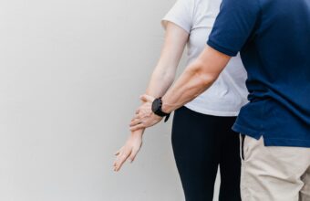 治療人員評估患者肩膀與手臂的活動
