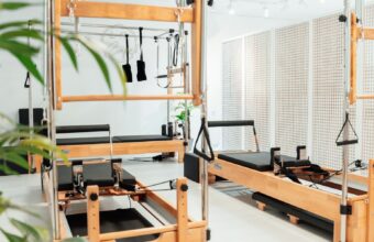 皮拉提斯教室內排列的核心床與器械設備