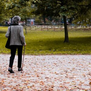 熟齡女性在公園步道散步