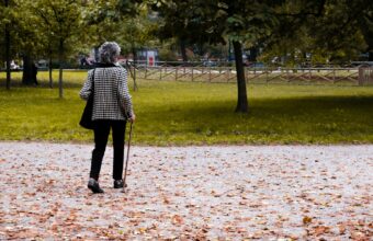 熟齡女性在公園步道散步